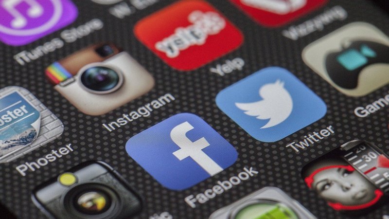 SNSアプリのアイコンが並ぶスマートフォン画面