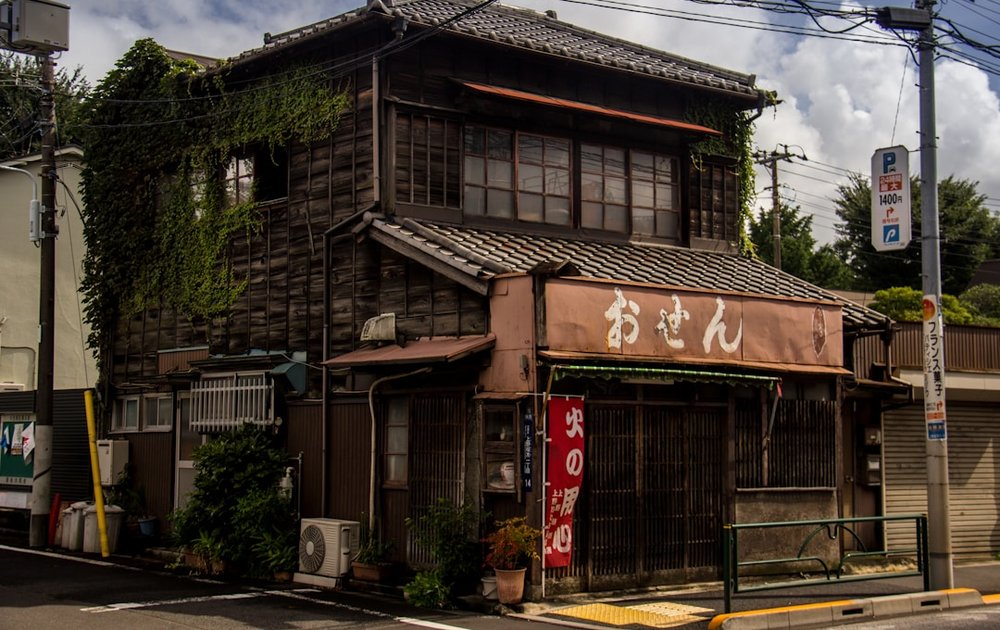 日本の古い商店建築の外観