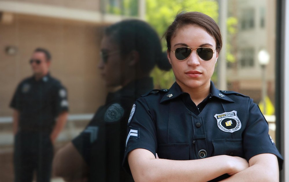 制服姿の警察官のイメージ