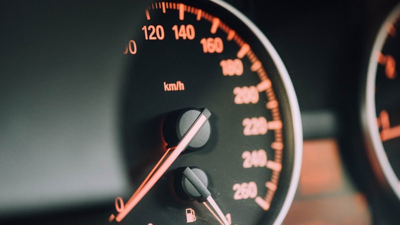自動車のスピードメーターが速度超過を示すイメージ
