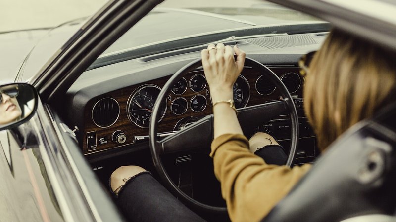 国道を走行する車列のイメージ