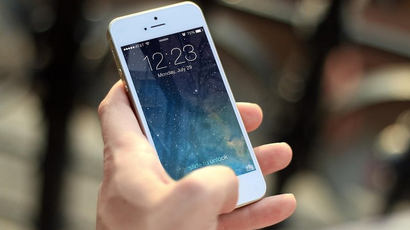 スマートフォンでマッチングアプリを操作する様子のイメージ