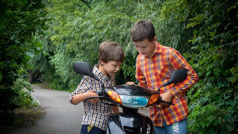 バイクと免許証のイメージ