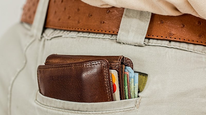 更衣室のロッカーと私物のイメージ