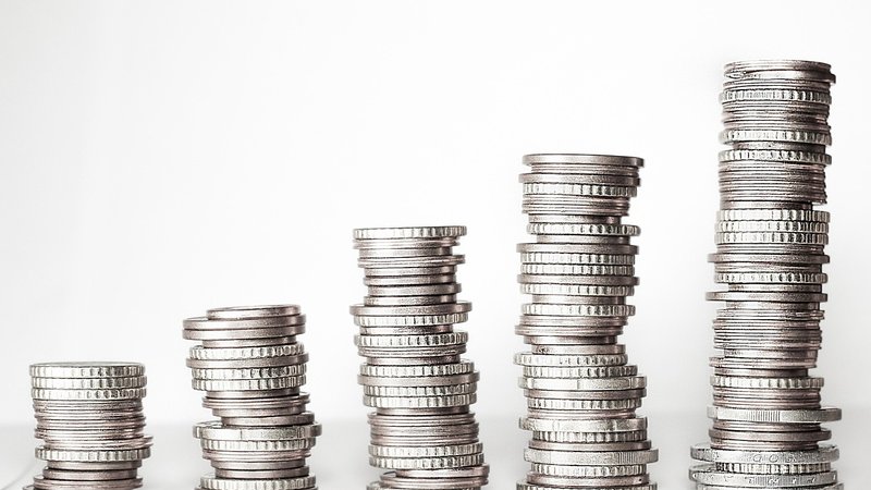 税務署職員による現金受領を示すイメージ