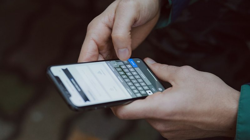 スマートフォンでニュースへの反応を見ている手元のイメージ